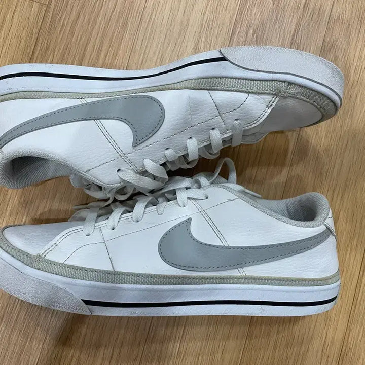 [BUNJANG] Nike Court Legacy White Sneakers (275) / 나이키 코트 레거시 화이트 스니커즈 (275)