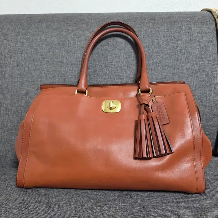 [BUNJANG] Coach Vintage Brown Leather Tote Bag with Tassel Charm / 코치 빈티지 브라운 레더 토트백 태슬참 대용량 올드머니 숄더백