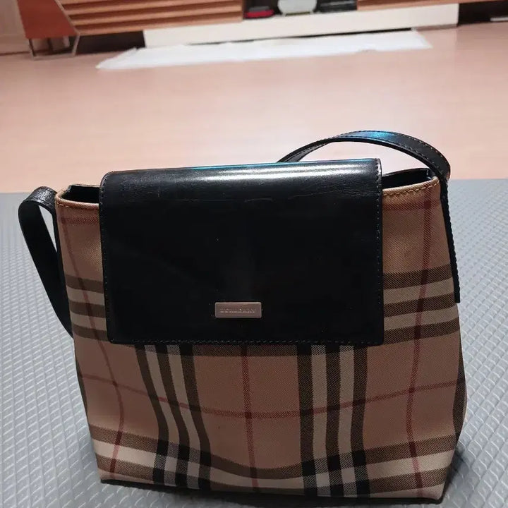 [BUNJANG] Burberry Classic Check Shoulder Bag / 버버리 클래식 체크 숄더백