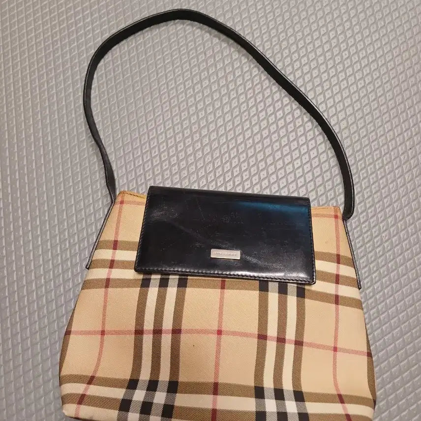 [BUNJANG] Burberry Classic Check Shoulder Bag / 버버리 클래식 체크 숄더백
