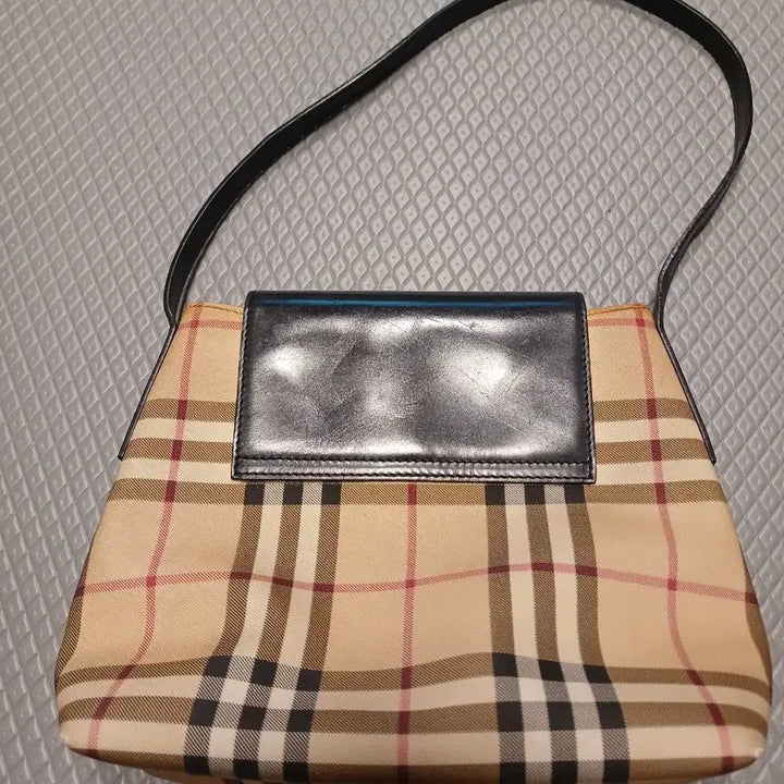 [BUNJANG] Burberry Classic Check Shoulder Bag / 버버리 클래식 체크 숄더백
