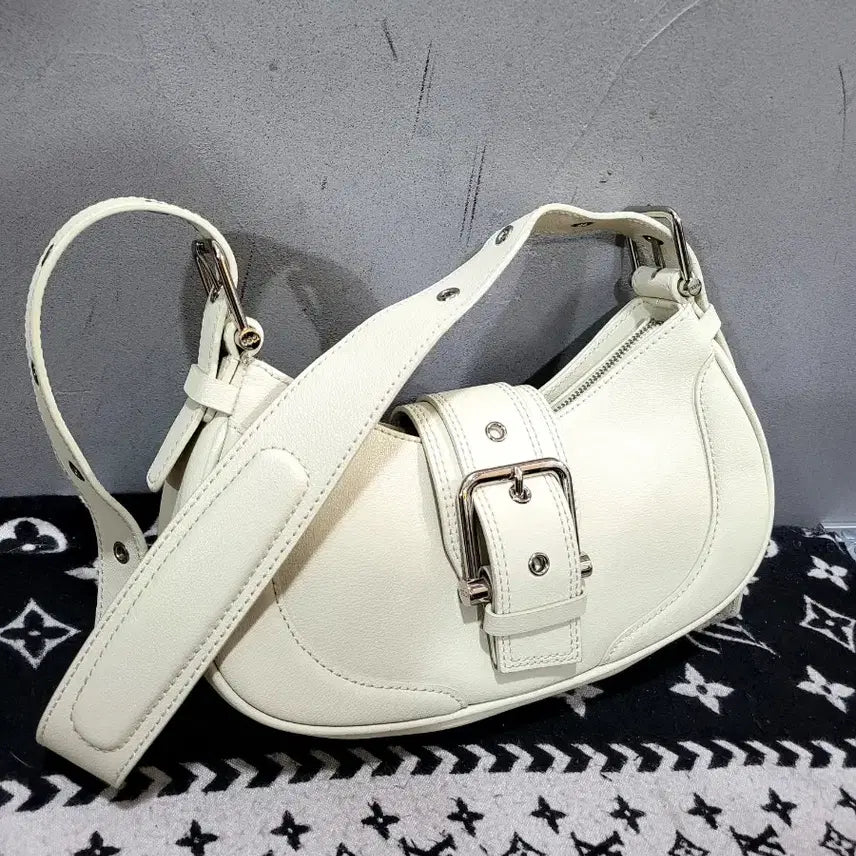 [BUNJANG] OSOI Stone Hobo Bag Cream Genuine Leather / 정품 오소이 OSOI 스톤 크림 소가죽 호보백
