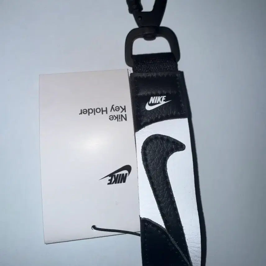 [BUNJANG] Nike Carabiner Key Holder Keychain Black White / [새상품]나이키 키 홀더 카라비너 키체인 블랙 화이트