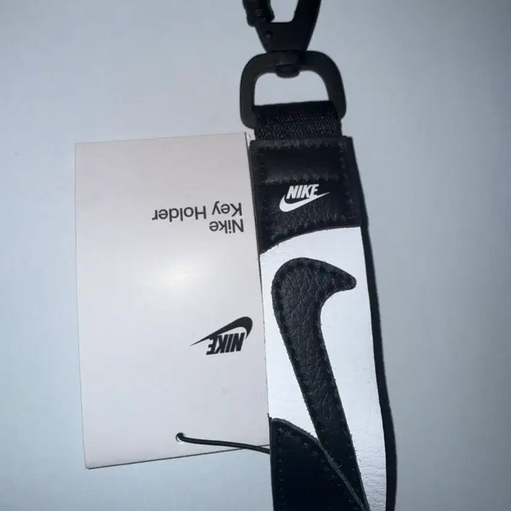 [BUNJANG] Nike Carabiner Key Holder Keychain Black White / [새상품]나이키 키 홀더 카라비너 키체인 블랙 화이트
