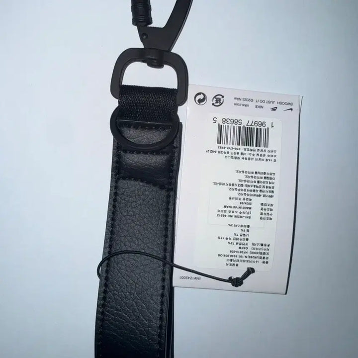 [BUNJANG] Nike Carabiner Key Holder Keychain Black White / [새상품]나이키 키 홀더 카라비너 키체인 블랙 화이트