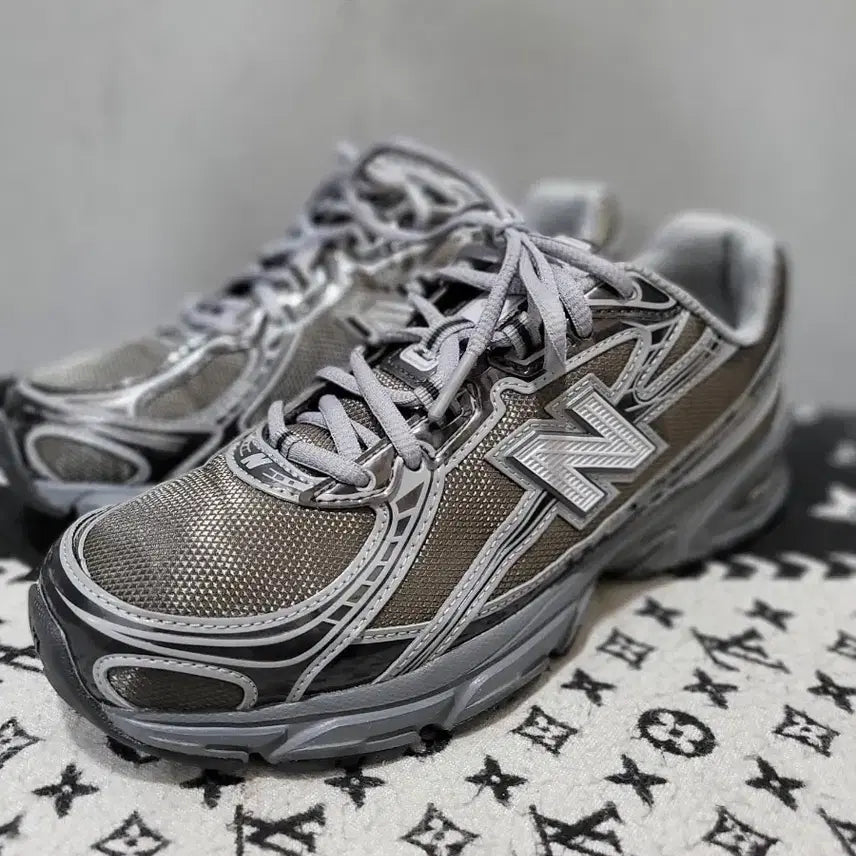 [BUNJANG] New Balance 740 Metallic Dark Grey Sneakers (245mm) / 정품 뉴발란스 740 메탈릭 다크그레이
