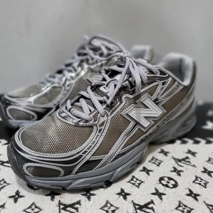 [BUNJANG] New Balance 740 Metallic Dark Grey Sneakers (245mm) / 정품 뉴발란스 740 메탈릭 다크그레이