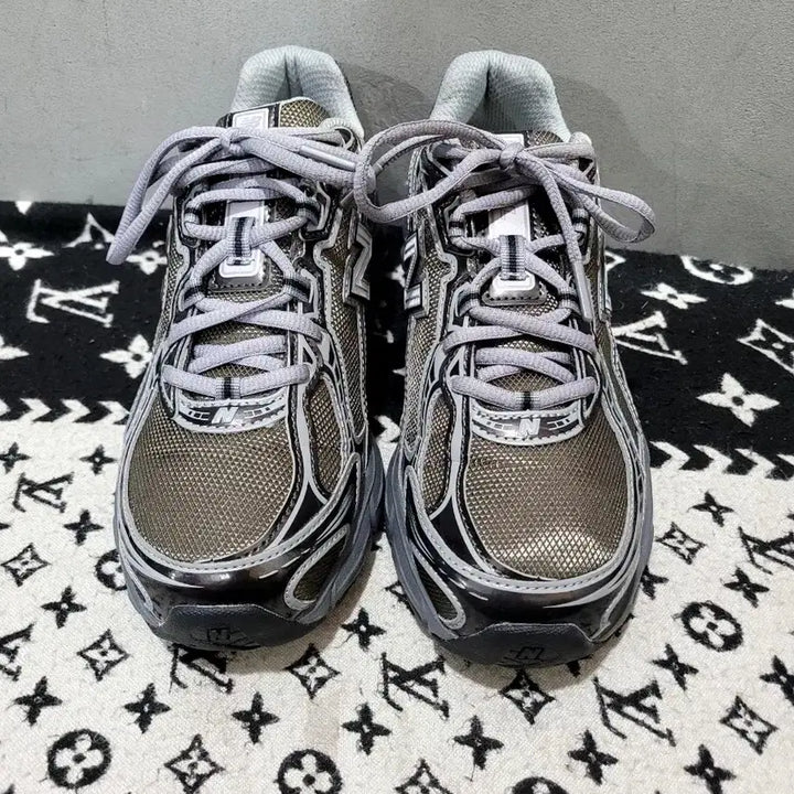 [BUNJANG] New Balance 740 Metallic Dark Grey Sneakers (245mm) / 정품 뉴발란스 740 메탈릭 다크그레이