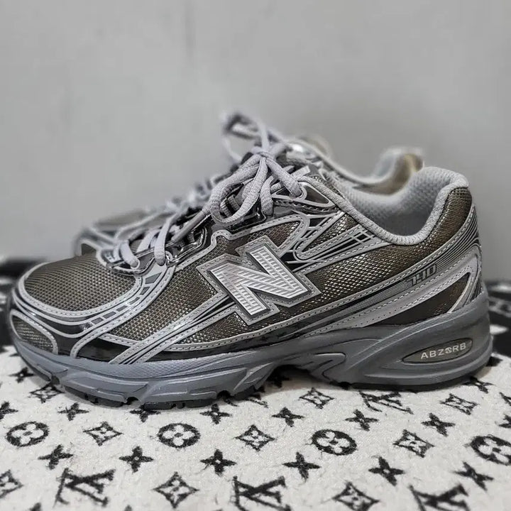 [BUNJANG] New Balance 740 Metallic Dark Grey Sneakers (245mm) / 정품 뉴발란스 740 메탈릭 다크그레이