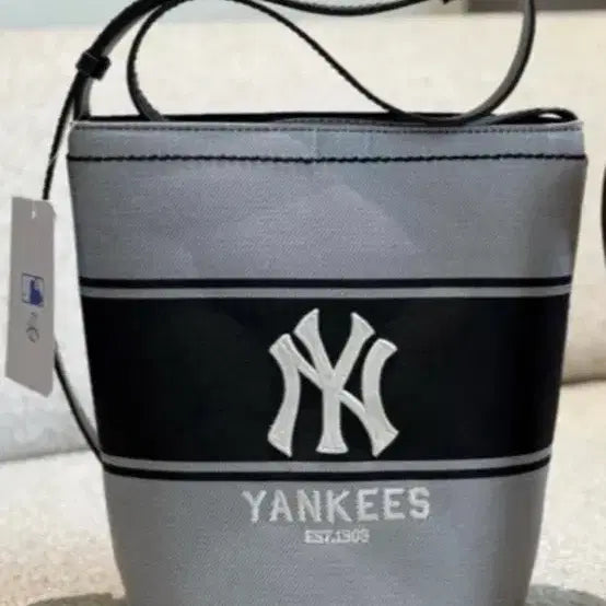 [BUNJANG] MLB New York Yankees Canvas Bucket Bag / MLB 뉴욕 양키스 캔버스 버킷백 (새상품)