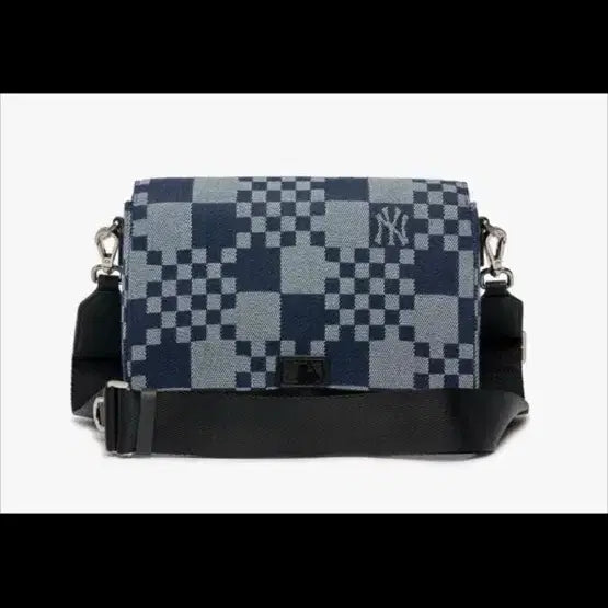 [BUNJANG] MLB Navy Jacquard Crossbody Bag with Mini Keyring / MLB 네이비 자카드 크로스백+ 미니 키링 새상품