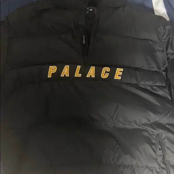 [BUNJANG] Palace Padded Jacket Black Gold Logo / 팔라스 패딩 판매합니다