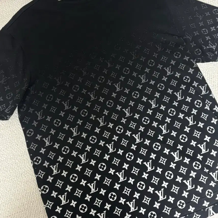 [SOLD OUT] [백화점판/새상품급] 루이비통 모노그램 그라데이션 반팔 티셔츠 XL사이즈