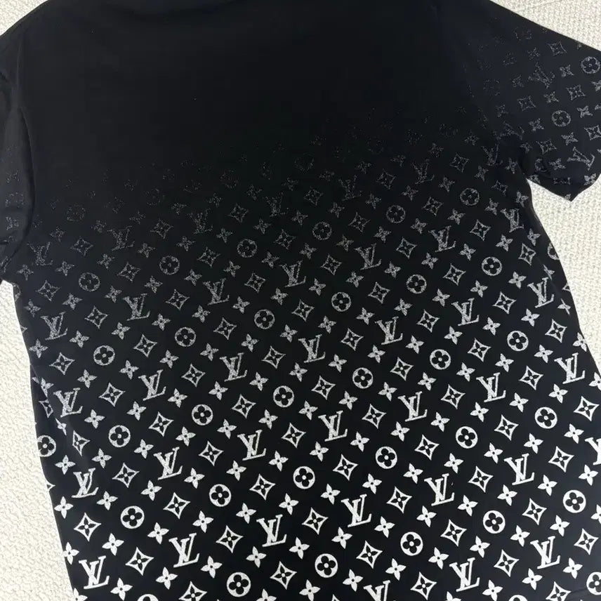 [SOLD OUT] [백화점판/새상품급] 루이비통 모노그램 그라데이션 반팔 티셔츠 XL사이즈