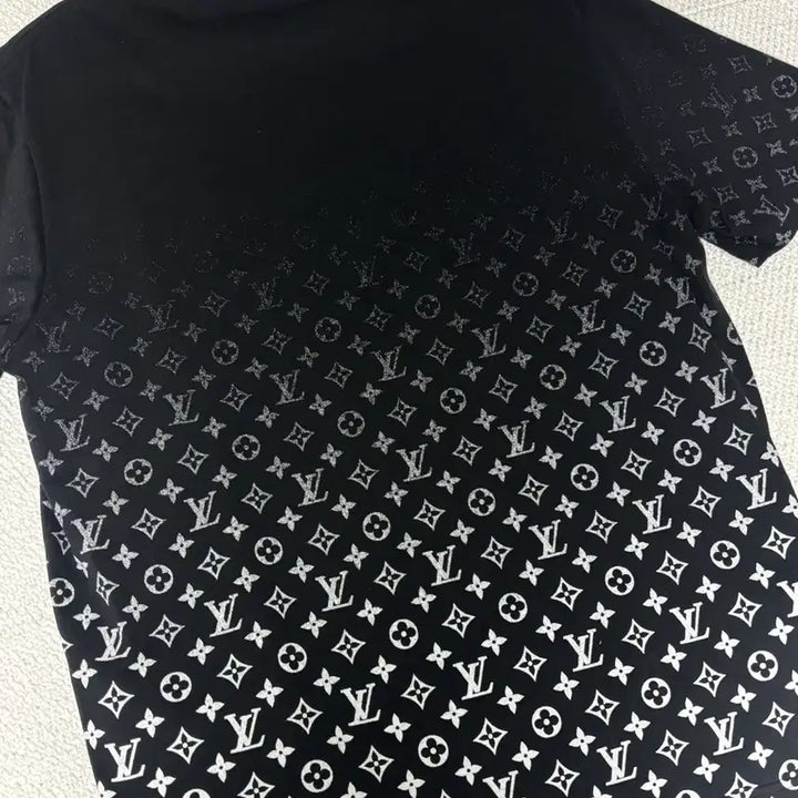 [SOLD OUT] [백화점판/새상품급] 루이비통 모노그램 그라데이션 반팔 티셔츠 XL사이즈
