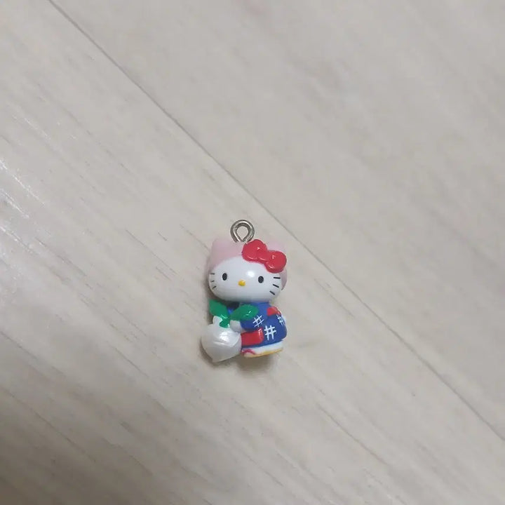 [BUNJANG] Sanrio Hello Kitty Radish Gachapon Figure Strap (2002) / 고전 키티스트랩 무뽑는 키티 가챠 피규어 킽스 무 야채 키티