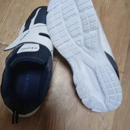 [BUNJANG] K.B. STYLE Hook-and-Loop Sneakers (Size 255-260) / K.B. STYLE 운동화 255~ 260