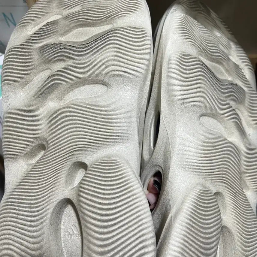 [BUNJANG] Adidas Yeezy Foam Runner Sand (255) / 255 아디다스 이지 폼 러너 샌드