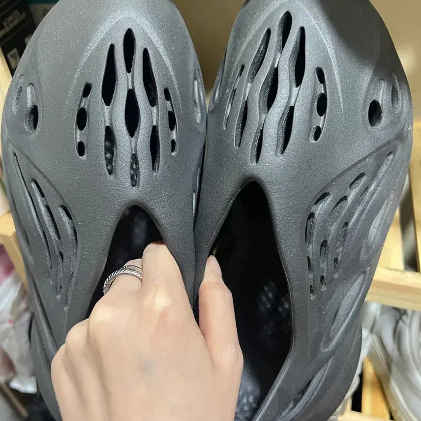[BUNJANG] Adidas Yeezy Foam Runner Onyx 255 / 255 아디다스 이지 폼 러너 오닉스