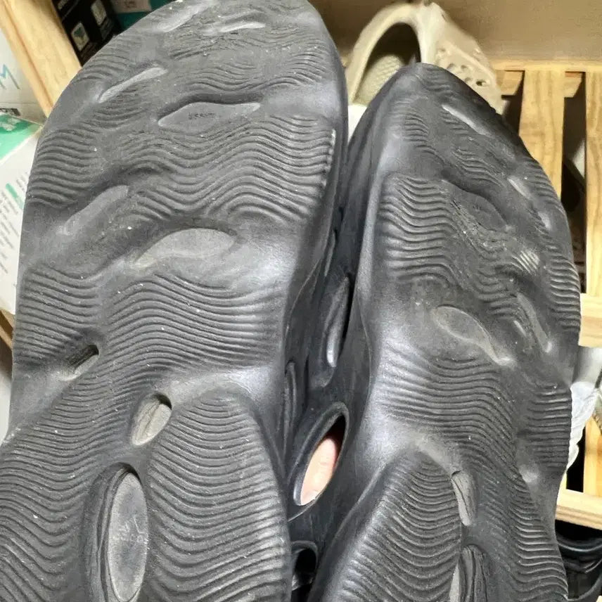 [BUNJANG] Adidas Yeezy Foam Runner Onyx 255 / 255 아디다스 이지 폼 러너 오닉스