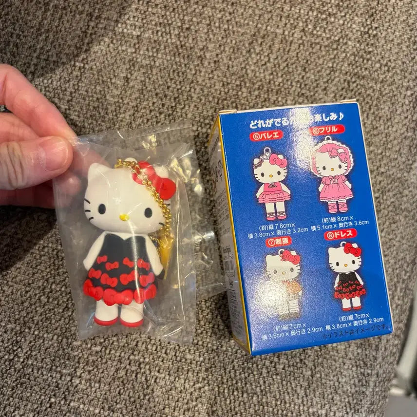 [BUNJANG] Sanrio Hello Kitty 50th Anniversary Tokyo Exhibition Figure Keyring Type B / 산리오 헬로키티 50주년 도쿄전시회 피규어 키링 A타입