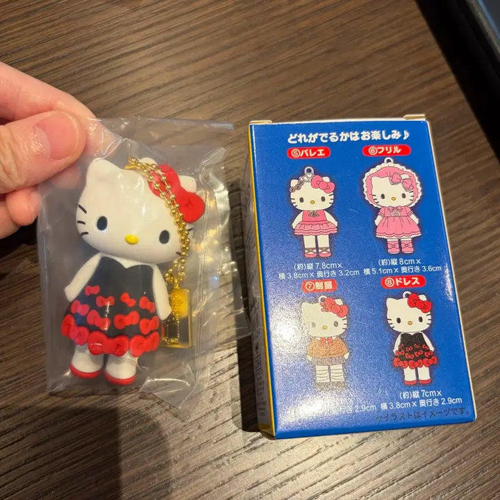 [BUNJANG] Sanrio Hello Kitty 50th Anniversary Tokyo Exhibition Figure Keyring Type B / 산리오 헬로키티 50주년 도쿄전시회 피규어 키링 A타입