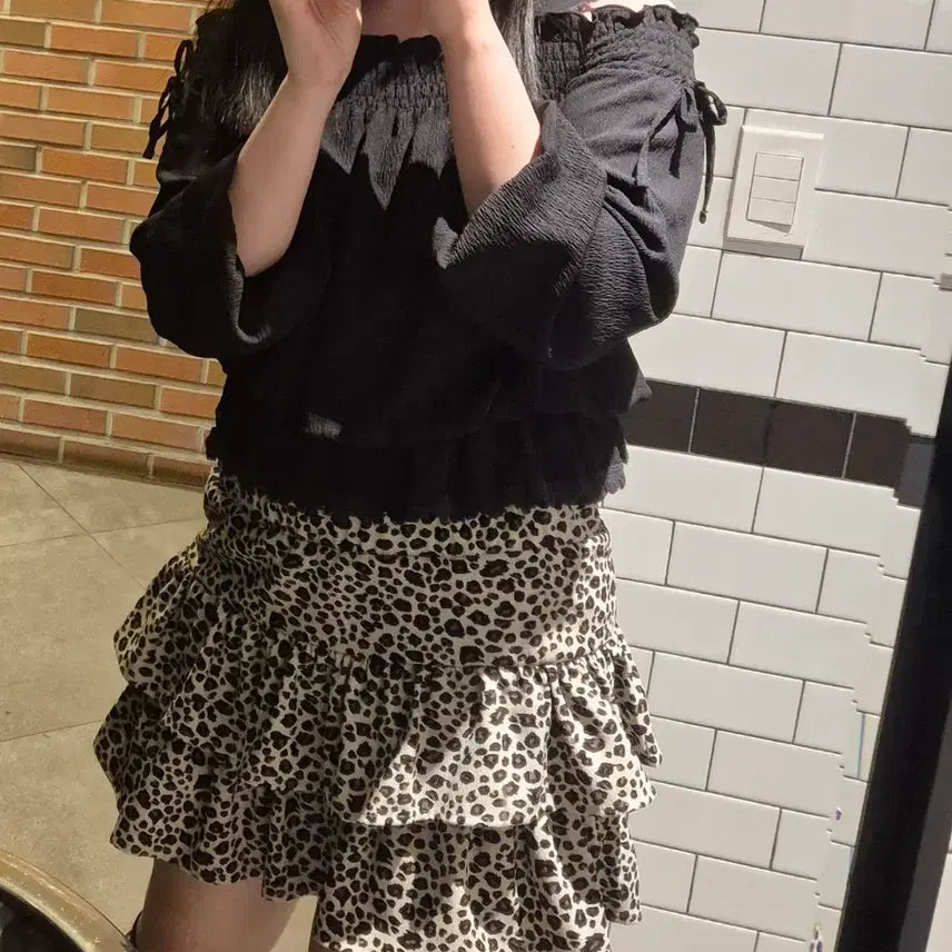 [BUNJANG] Axis Farm Off-Shoulder Top &amp; Leopard Print Skirt Set / 엑시즈팜 오프숄더+갸루호피스커트