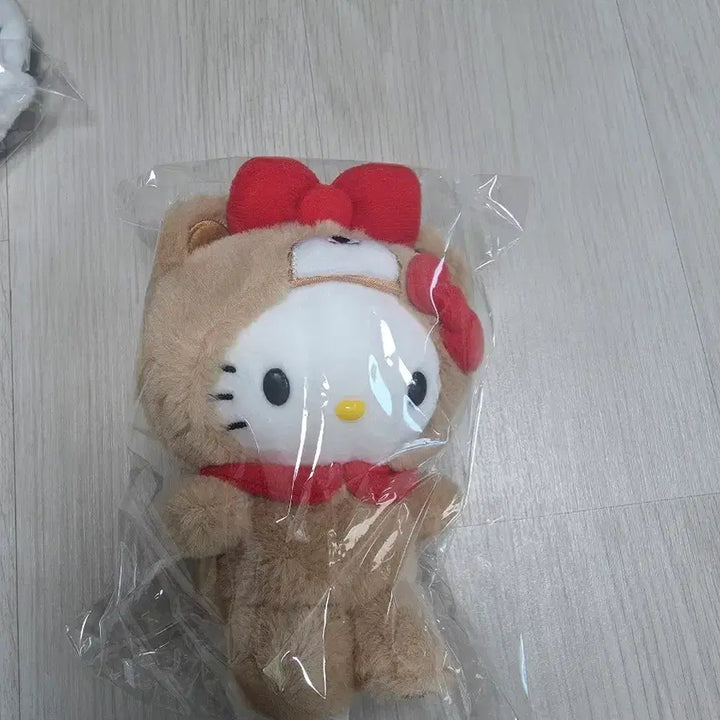 [BUNJANG] Sanrio Friends Series Hello Kitty Mascot Doll &amp; Pouch Set (Sealed) / 산리오 좋아하는친구와 함께 시리즈 헬로키티 마스코트 인형(미개봉)