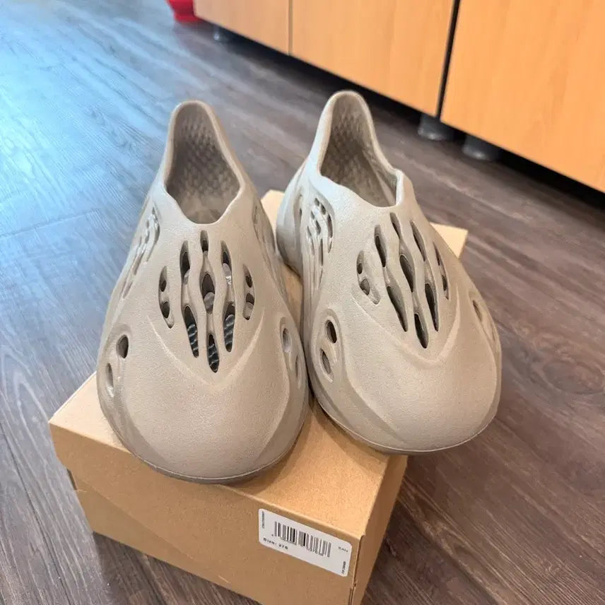 [SOLD OUT] 아디다스 이지 폼 러너 스톤 세이지 275