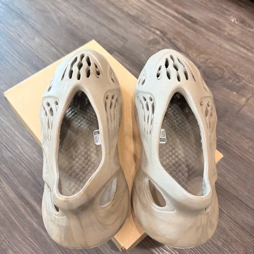 [SOLD OUT] 아디다스 이지 폼 러너 스톤 세이지 275