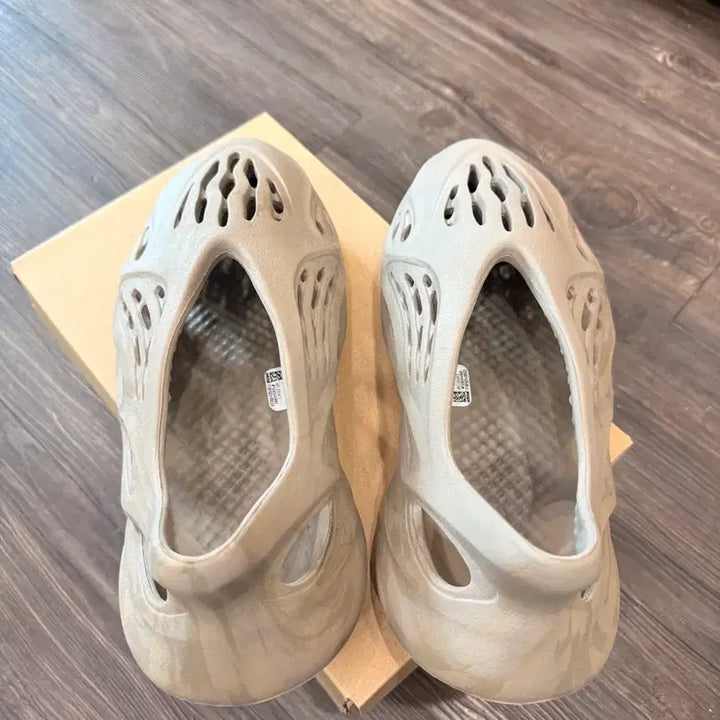 [SOLD OUT] 아디다스 이지 폼 러너 스톤 세이지 275