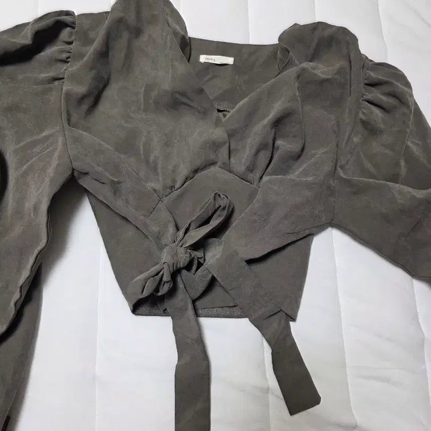 [BUNJANG] VIVA.L Cropped Blouse Khaki / VIVA.L 묶음 크롭 블라우스 카키