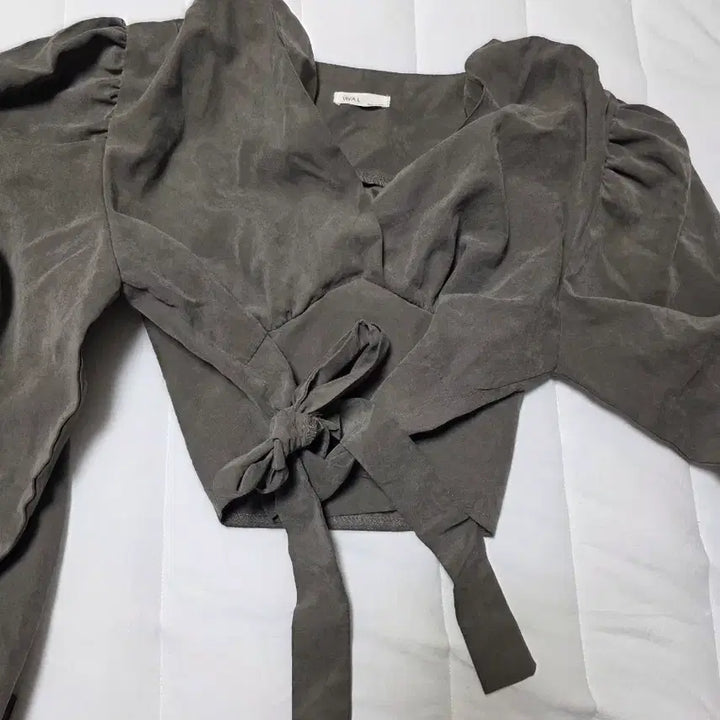 [BUNJANG] VIVA.L Cropped Blouse Khaki / VIVA.L 묶음 크롭 블라우스 카키