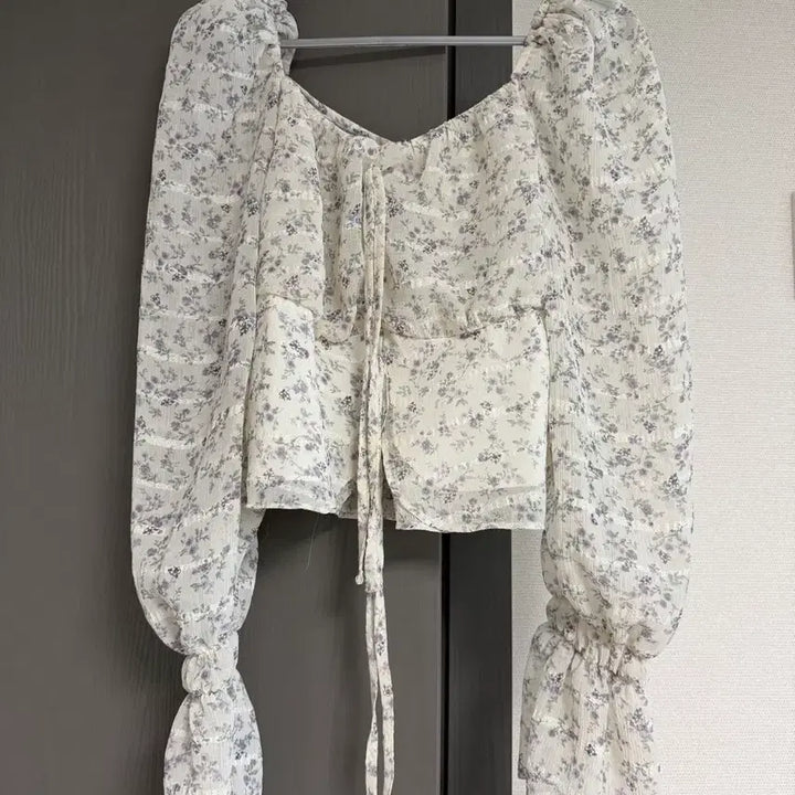 [BUNJANG] Cropped Floral Pattern Blouse / 크롭 플라워패턴 블라우스