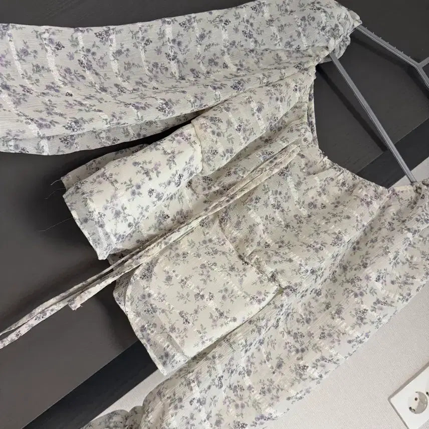 [BUNJANG] Cropped Floral Pattern Blouse / 크롭 플라워패턴 블라우스
