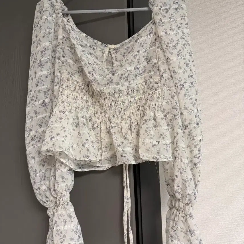 [BUNJANG] Cropped Floral Pattern Blouse / 크롭 플라워패턴 블라우스