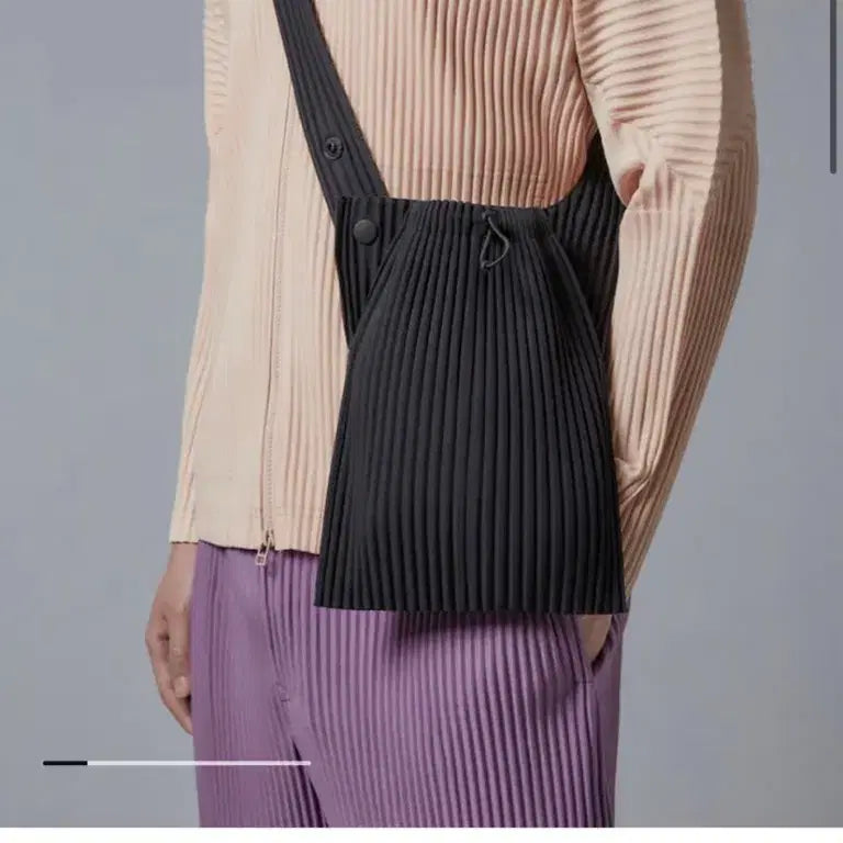 [BUNJANG] Homme Plissé Pocket Medium Bag Black / Apple Green / 옴므플리세 포켓 미듐백 블랙/애플그린