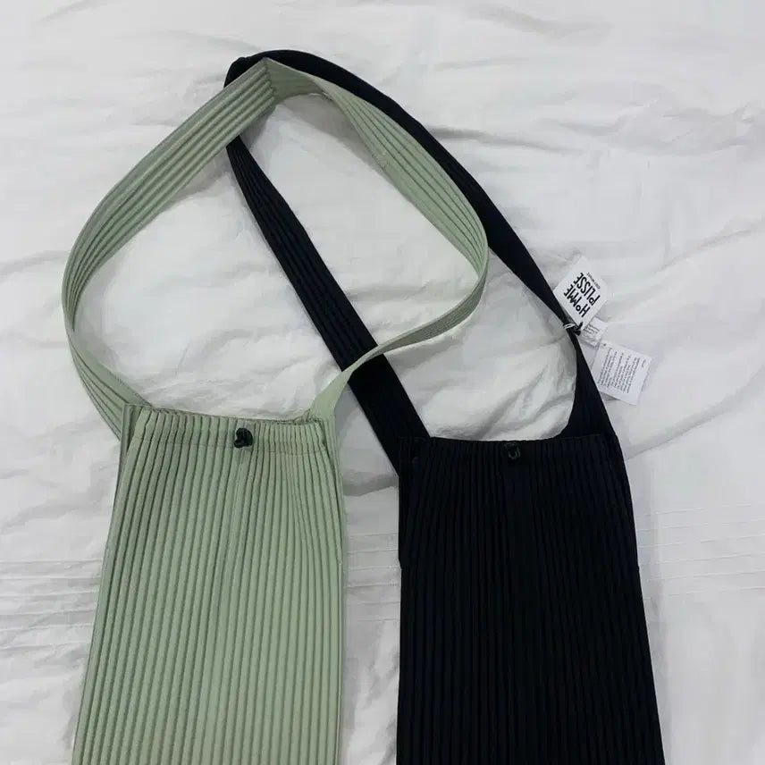 [BUNJANG] Homme Plissé Pocket Medium Bag Black / Apple Green / 옴므플리세 포켓 미듐백 블랙/애플그린