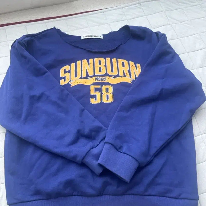 [BUNJANG] Sunburn Project Off-Shoulder Sweatshirt / 썬번프로젝트 오프숄더 맨투맨