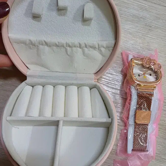 [BUNJANG] Hello Kitty Mesh Watch and Jewelry Box Set / 새상품) 보석함+헬로키티 메쉬 손목시계 세트