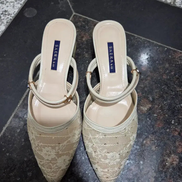 [BUNJANG] Ivory Lace Pointed Toe Sera Sandals (Size 235) / 세라샌들235
