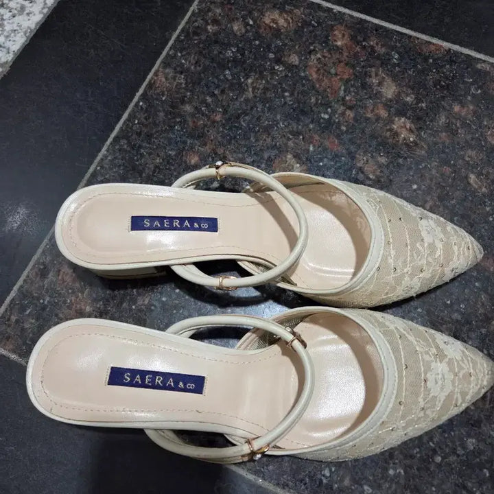 [BUNJANG] Ivory Lace Pointed Toe Sera Sandals (Size 235) / 세라샌들235