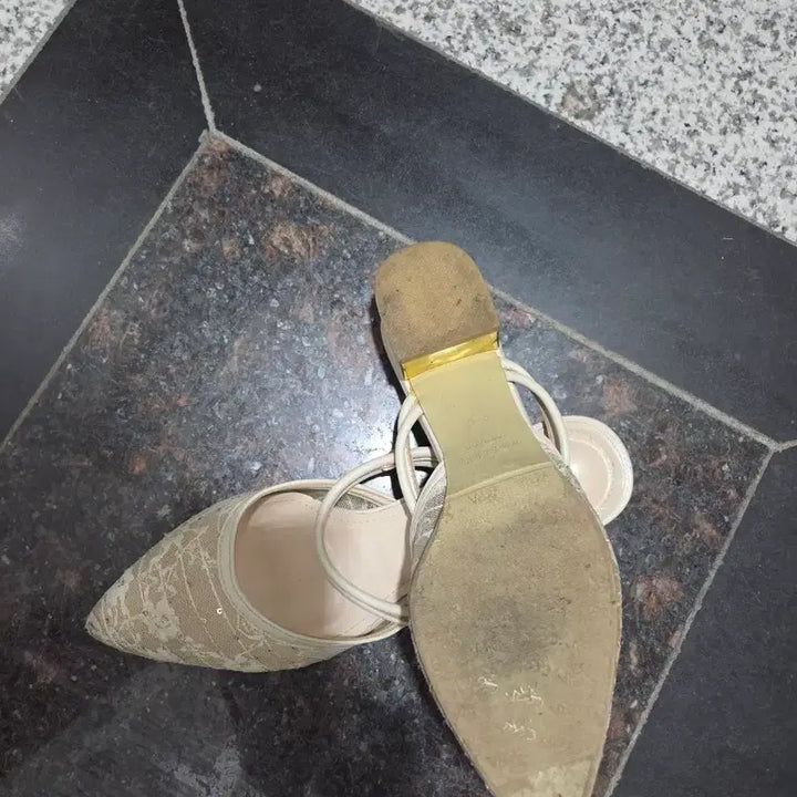 [BUNJANG] Ivory Lace Pointed Toe Sera Sandals (Size 235) / 세라샌들235
