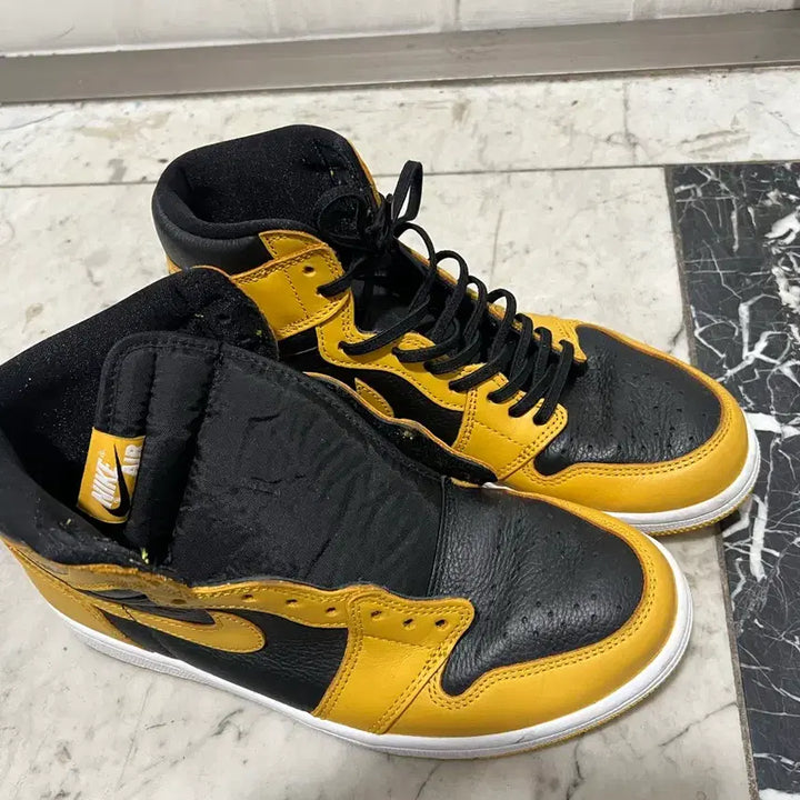 [BUNJANG] Air Jordan 1 "Black &amp; Yellow" 265mm / 조던1 검노 265팝니다