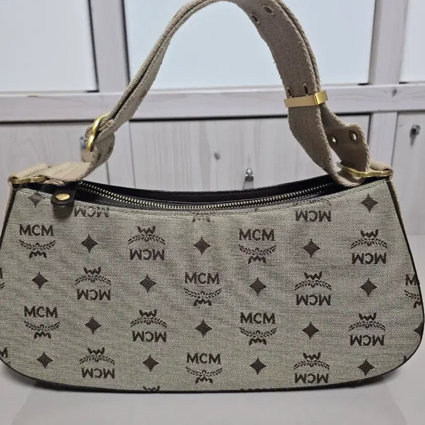 [BUNJANG] MCM Vintage Logo Shoulder Bag / MCM 빈티지 로고 숄더백