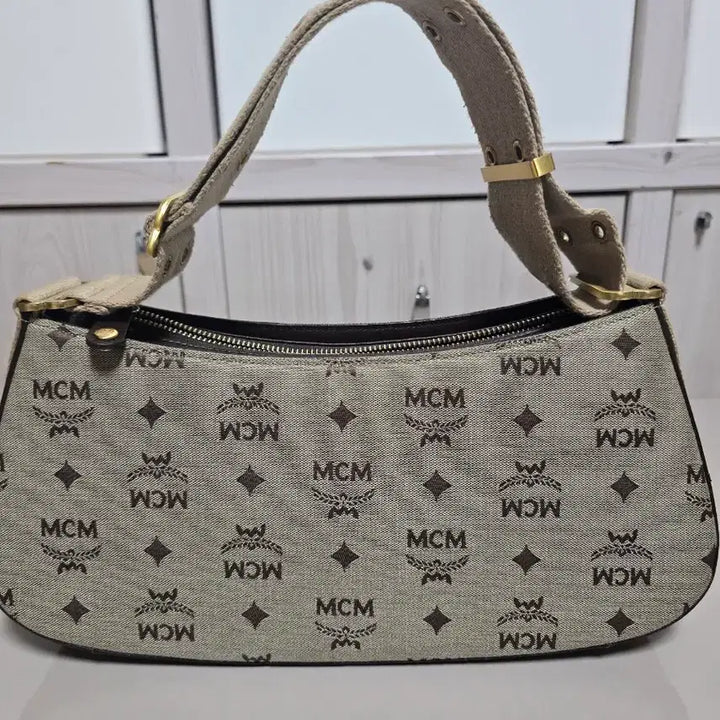 [BUNJANG] MCM Vintage Logo Shoulder Bag / MCM 빈티지 로고 숄더백