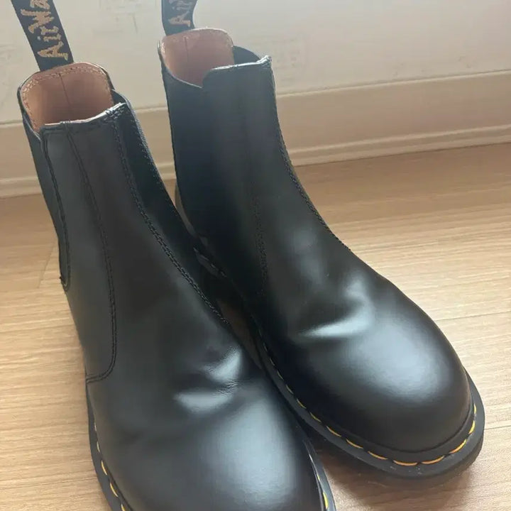 [BUNJANG] Dr. Martens 2976 Yellow Stitch Smooth Leather Chelsea Boots Black / 닥터마틴 2976 옐로우 스티치 스무스 레더 첼시 부츠 블랙