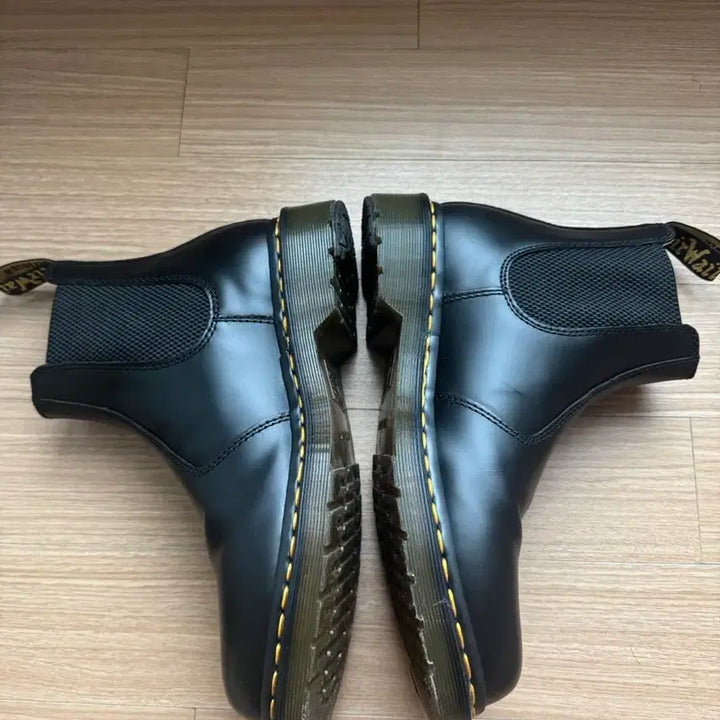 [BUNJANG] Dr. Martens 2976 Yellow Stitch Smooth Leather Chelsea Boots Black / 닥터마틴 2976 옐로우 스티치 스무스 레더 첼시 부츠 블랙