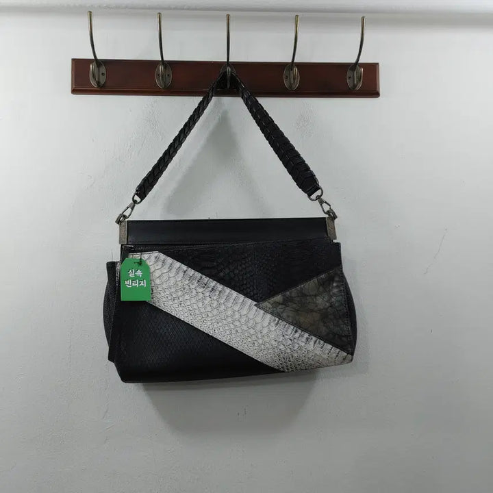 [SOLD OUT] 루즈앤라운지 여성 뱀피패턴 가죽 콤비 숄더백 가방