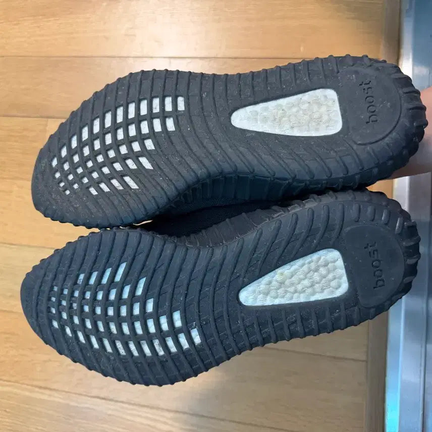 [BUNJANG] Adidas Yeezy Boost 350 V2 Black / 아디다스 이지부스트 350 V2 블랙
